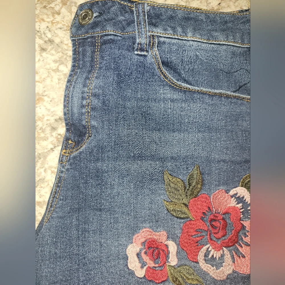 Embroidered Denim Shorts With Stretch  Size 10 ❤️ - Picture 3 of 5